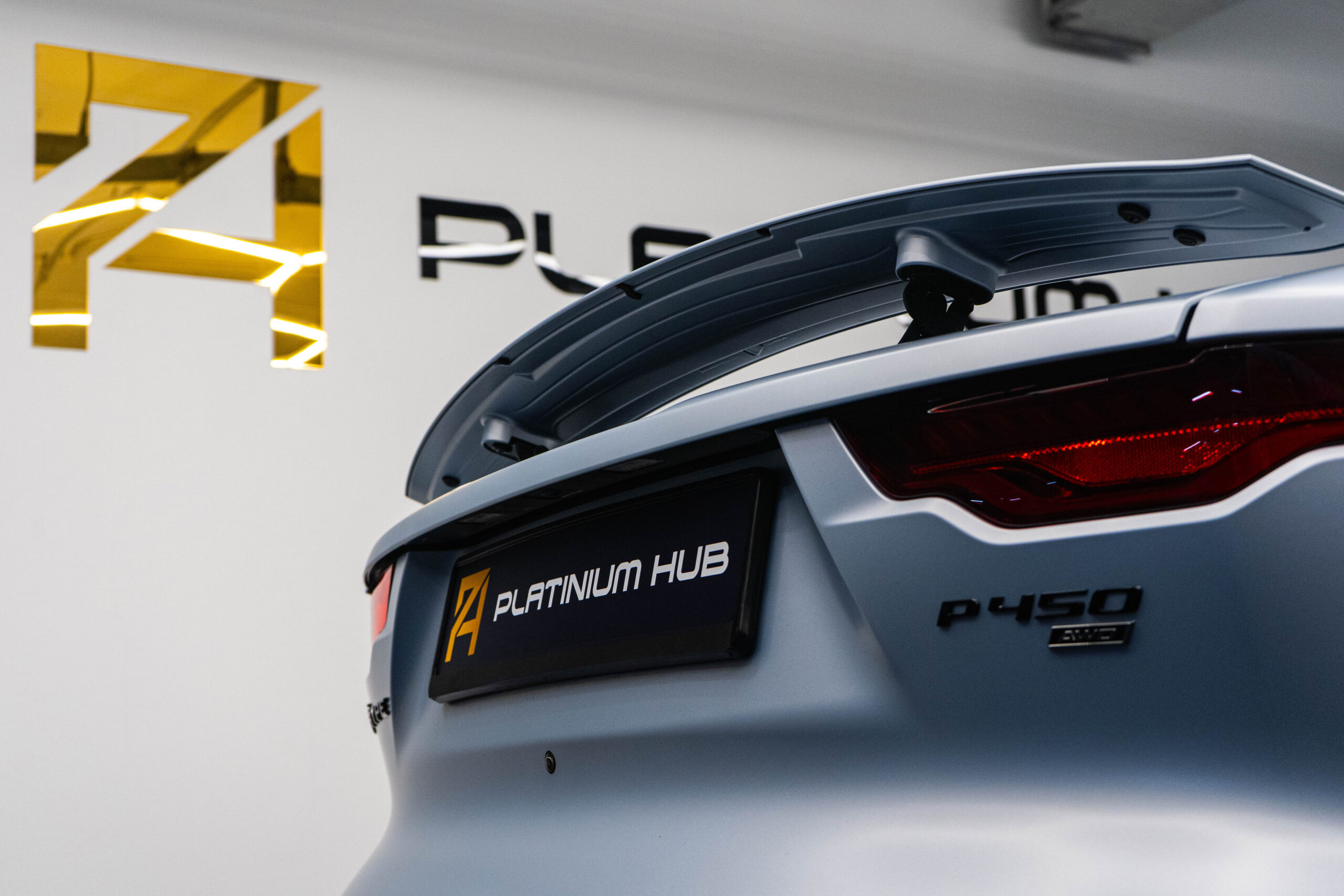 Jaguar F-Type – brytyjska odpowiedź na Porsche 911. Czy warto kupić ten model?