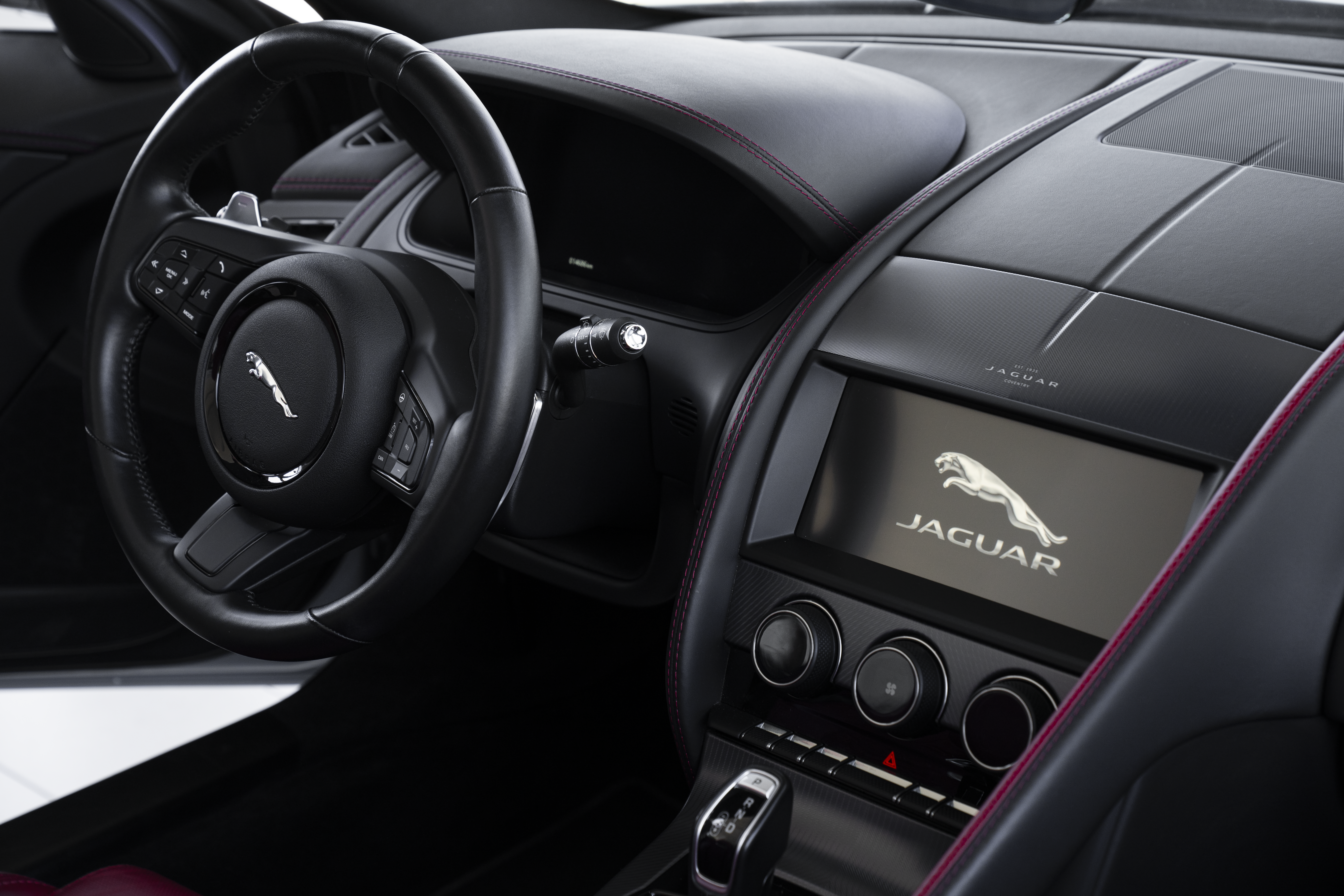 Jaguar vs. konkurencja – jak wypada na tle BMW, Mercedesa i Audi?