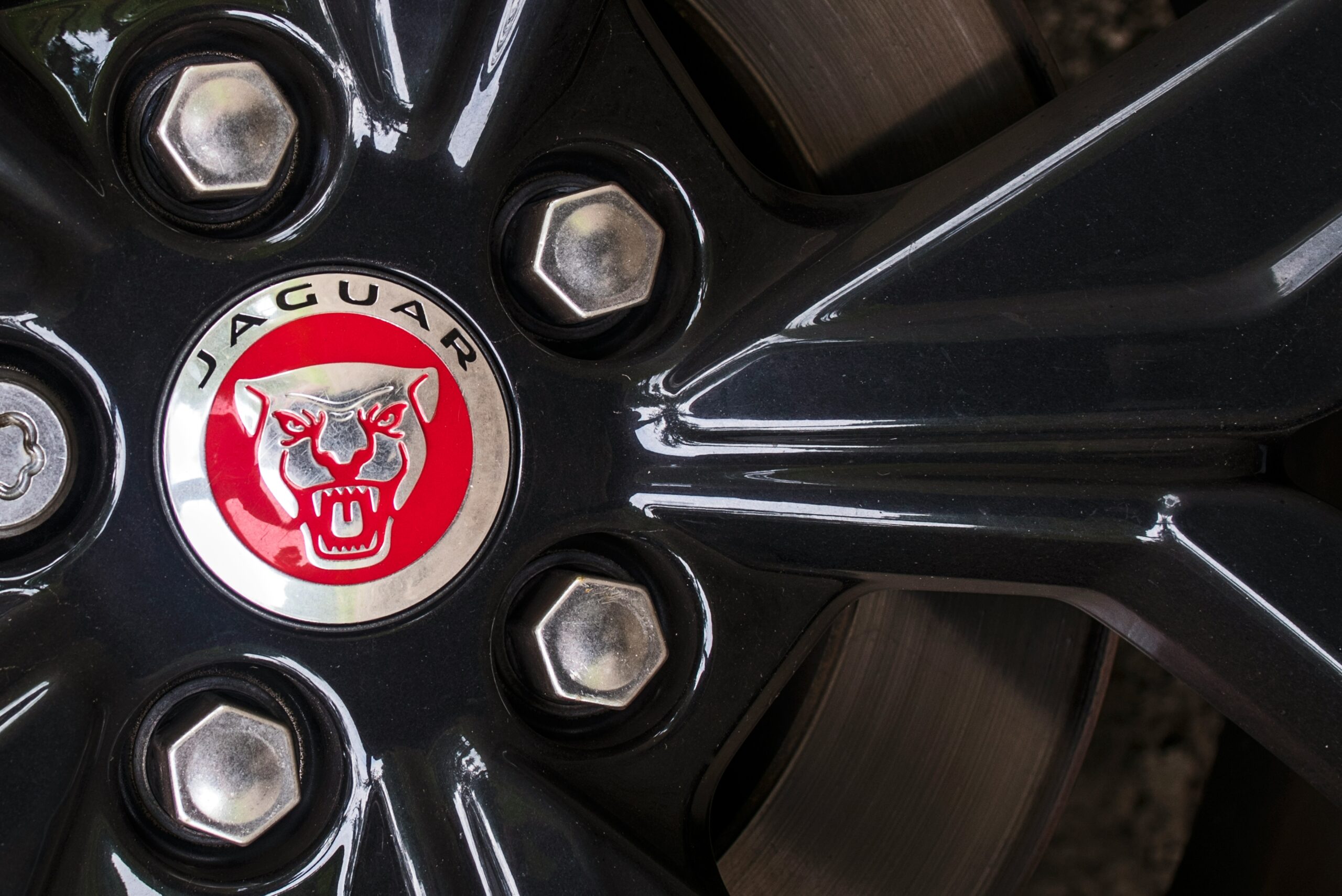 Jaguar – brytyjska elegancja i sportowy charakter w jednym. Który model wybrać?